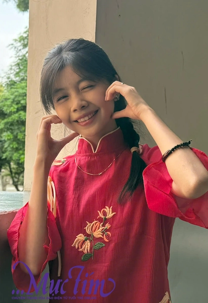 Học trò Trường THPT Nguyễn Thị Minh Khai diện áo dài đa sắc màu đến trường