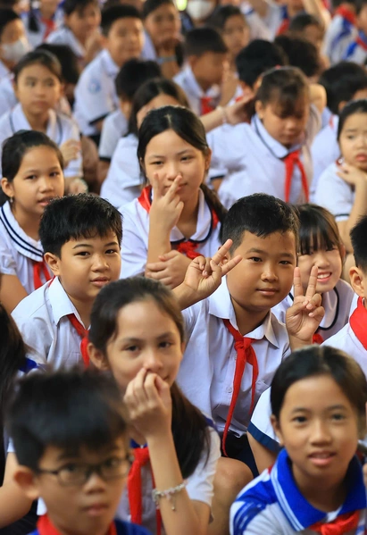 Những bông hoa bé ngoan Trường tiểu học Bình Chuẩn 2 tỏa sáng trong ngày hội Con ngoan trò giỏi