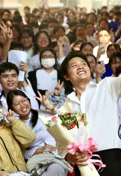 Tiết chào cờ đặc biệt của teen Trường THPT Thanh Đa cùng nhạc sĩ Nguyễn Văn Chung