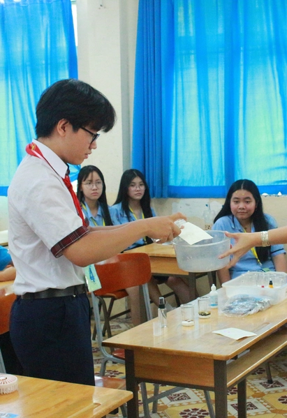 Học sinh lớp 9 thích thú tham gia tiết học trải nghiệm tại Trường THPT Nguyễn Du