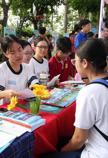 Ngày hội trải nghiệm Trường THPT Nguyễn Hữu Cầu giải đáp băn khoăn chọn trường cho teen