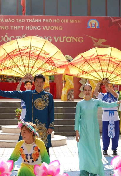 Học sinh Trường THPT Hùng Vương xem thầy cô kể chuyện cội nguồn trên sân khấu