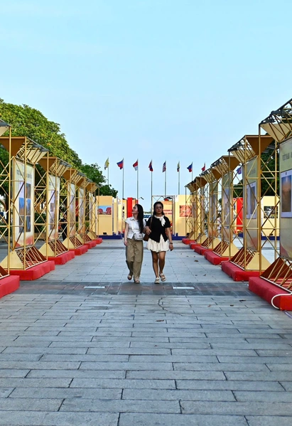 Đến đường đi bộ Nguyễn Huệ thưởng thức triển lãm ảnh 'Việt Nam - Một dải non sông'