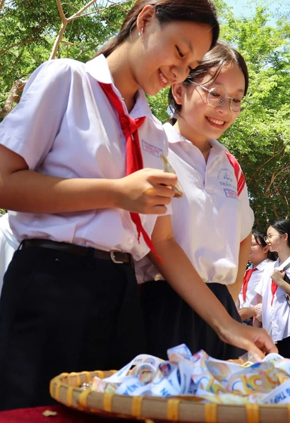 Nghe học sinh Trường THPT chuyên Lê Quý Đôn chia sẻ về môi trường học tập