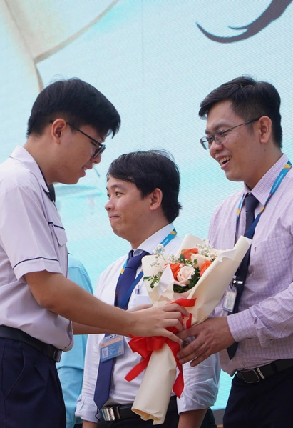 Rời "Bến đỗ" để "Ra khơi": Nghi thức trưởng thành ấn tượng của học sinh Gia Định