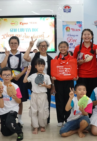 Viết văn về bữa cơm gia đình, bạn nhỏ mong "con không một mình"