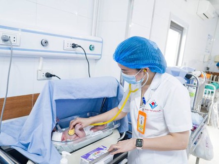 Trẻ sơ sinh bị vàng da cần được chú ý chăm sóc cực sớm