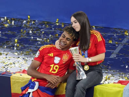 Thần đồng Yamal công khai bạn gái sau chức vô địch Euro 2024