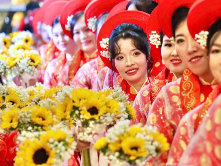 100 cô dâu, chú rể hạnh phúc trong ngày chung đôi ở TP.HCM