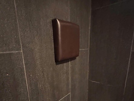 Ảnh vui 1-12: Tại sao chiếc gối đệm lại được đặt trên tường cao?