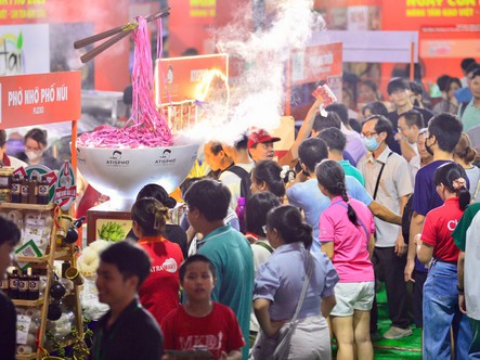 Buổi tối nhộn nhịp tại Ngày của Phở, người dân xếp hàng chờ đến lượt, có tiệm phục vụ cả ngàn tô