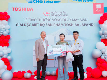 Toshiba trao giải đặc biệt đầu tiên, trị giá 185 triệu đồng cho khách hàng