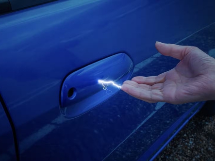 Tĩnh điện khi mở cửa xe có thể đốt cả trạm xăng? Chuyên gia mách các thao tác nhỏ giúp thoát hiểm