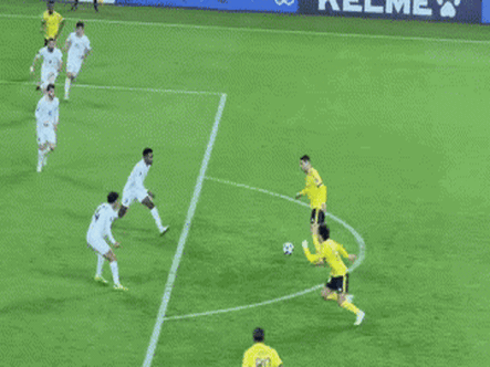 Ronaldo vào vai ông già Noel ‘tặng quà’ Joao Felix trước đêm Giáng sinh