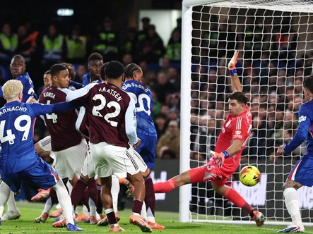 Fan Aston Villa tức thủ môn Martinez ‘đứng im’ nhìn Chelsea ghi bàn