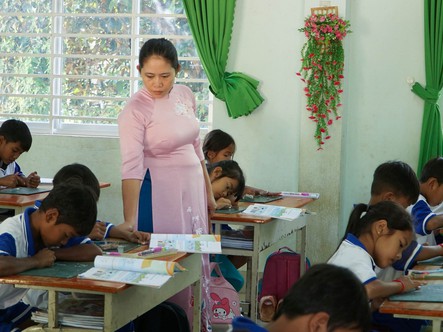 Cô giáo 13 năm bám lớp vùng biên: 'Hạnh phúc mỗi ngày là thấy các em học thêm được một chữ'
