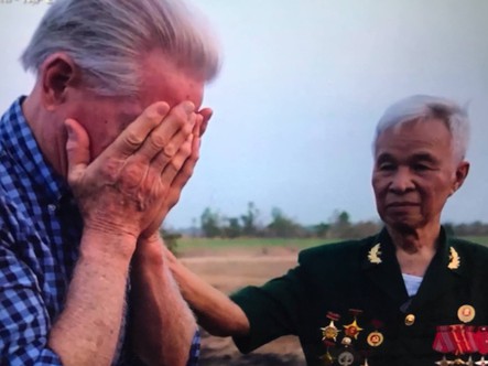 Con trai McNamara và hai người cựu chiến binh Việt Nam khóc ở Ia Đrăng