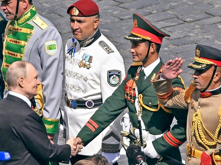 Khối trưởng bắt tay Tổng thống Nga Putin: Đây là niềm tự hào của toàn khối