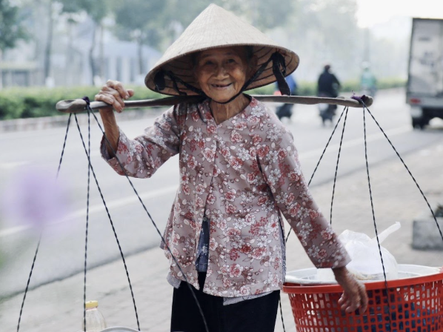 Trưởng thôn làng Nủ, ngoại Sáu bán bánh mì là tấm gương bình dị mà cao quý