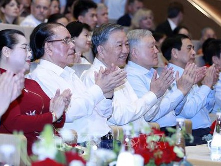 Tổng Bí thư Tô Lâm dự chương trình nghệ thuật Bài ca chiến thắng ở Nhà hát Hồ Gươm