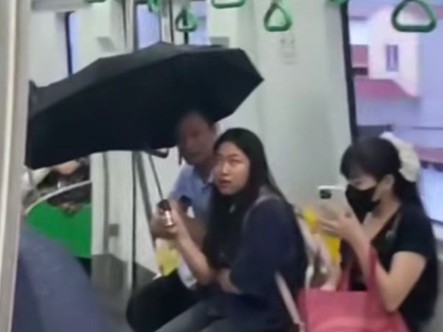 Ảnh vui 20-5: Khách đi tàu metro Cát Linh - Hà Đông phải che dù