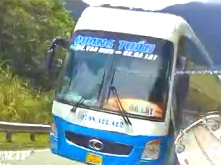 Xử phạt tài xế xe khách giường nằm vượt ẩu trên đèo Khánh Lê, suýt gây tai nạn