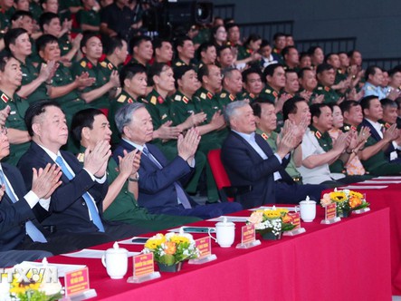 Tổng Bí thư Tô Lâm dự giao lưu nghệ thuật Khắc ghi lời Bác - vang nhịp quân hành
