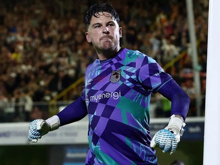 Thủ môn của Grimsby Town ‘đau lòng’ khi đá bại Man Utd