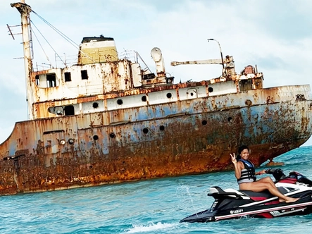 Naomi Osaka ‘đổi sân’, khoe phong cách Caribbean đón năm mới