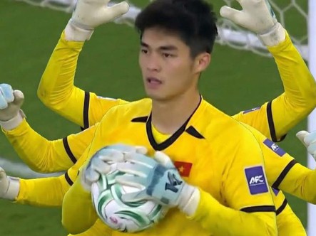 Ảnh chế thủ môn Trung Kiên ngập mạng xã hội