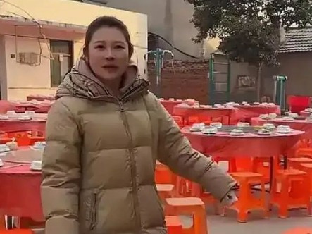 Đu trend mời người lạ đến nhà ăn cỗ, ế nguyên cả trăm bàn!