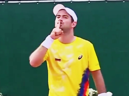 Thắng trận còn khiêu khích, tay vợt bị khán giả chọi chai lọ tơi bời