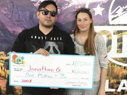 Mua vé số 'xả xui', người đàn ông bất ngờ trúng 1 triệu USD