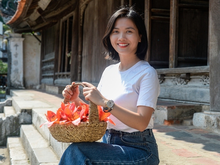 Du khách mê mẩn sắc đỏ hoa gạo khi ghé thăm Hà Nội tháng 3