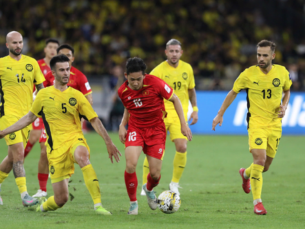 Bị AFC xử thua, CĐV Malaysia chuyển sang… tranh luận