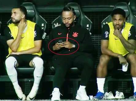 Rời sân vì đau, Depay gây bão với chiếc điện thoại