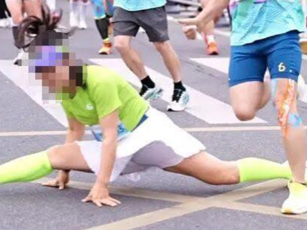 Nữ runner bị cấm thi đấu vì xoạc chân giữa đường chạy để selfie