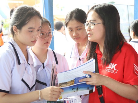 Tư vấn tuyển sinh ở Cà Mau: Học sinh không hỏi điểm, 'truy' bản chất ngành nghề