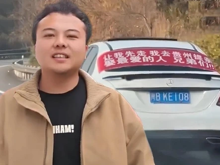 Thoát kẹt xe nhờ tấm biển 'đang đi cầu hôn, gấp lắm rồi'