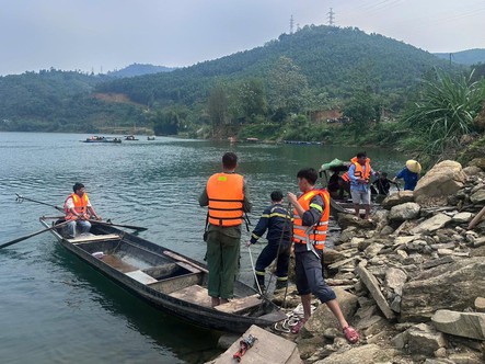 Gió lốc làm lật thuyền trên hồ thủy điện, hai vợ chồng tử vong