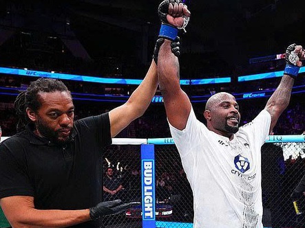 Võ sĩ thắng trận bỗng thành người thua vì MC… đọc nhầm