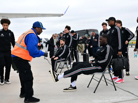 Tuyển Bỉ bị kiểm tra an ninh ngay trên đường băng sân bay Mỹ