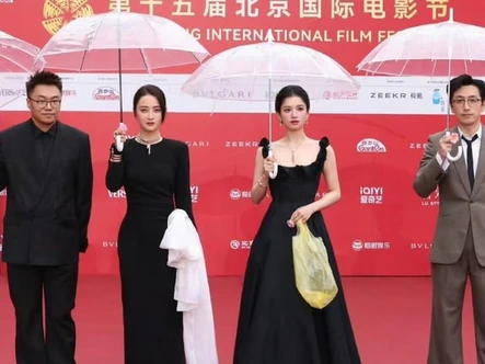 Thực hư nữ diễn viên mang bọc ni lông 46 triệu đi sự kiện