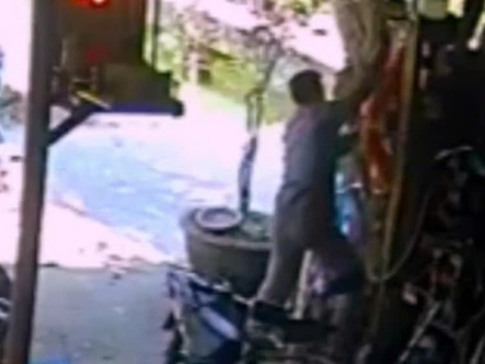 Thợ sửa xe nhanh trí cứu nam sinh rơi xuống kênh nước chảy xiết