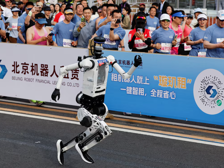 Robot Trung Quốc phá sâu kỷ lục bán marathon của con người