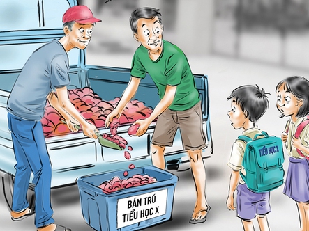 Lũ trẻ ngơ ngác vì không biết mấy chú đang làm gì với suất ăn của mình