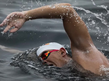 ‘Người cá’ Andy Donaldson lập kỷ lục bơi khiến người khác phải… rùng mình