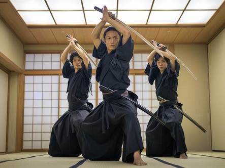 Vì sao người Nhật Bản cầm kiếm bằng cả 2 tay?