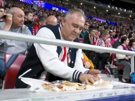 CĐV Atletico Madrid ‘trổ tài nội trợ’ giữa trận bán kết Champions League