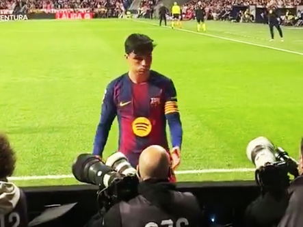 Pedri gây cười khi tưởng đầu hói của phóng viên ảnh là bóng